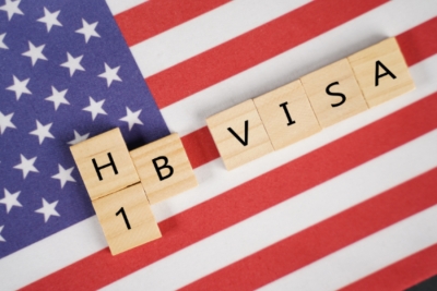 德州暂停H-1B，留学生的留美&ldquo;独木桥&rdquo;还能走通吗？